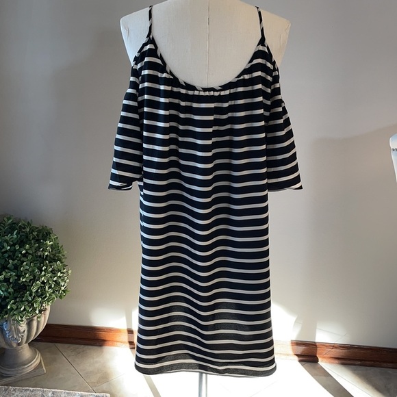 FRENCH CONNECTION Women’s cold shoulder drop sleeve dress. Size L stripes bk/wt - Picture 2 of 7